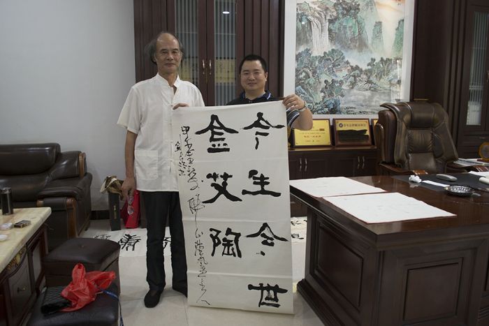 张剑岑先生（左）与j9游戏瓷砖品牌营销总监刘鸿瑞（右）合影留想