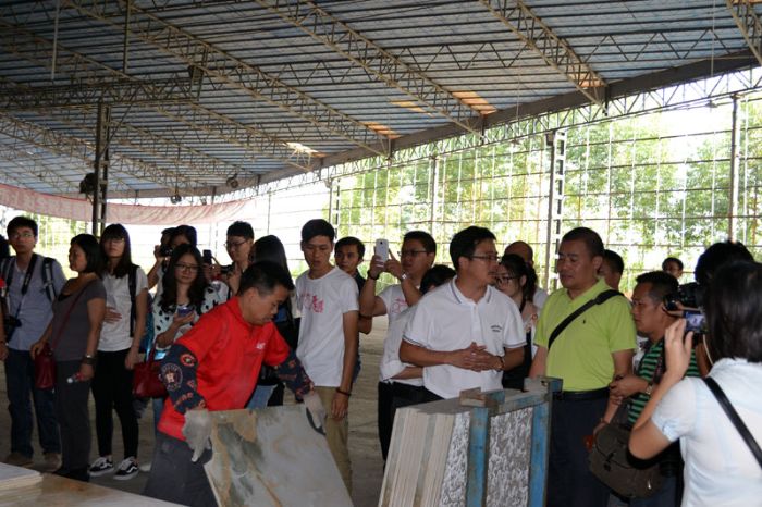 j9游戏瓷砖品牌董事长向媒体记者介绍产品