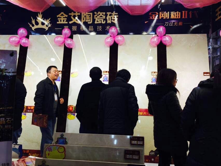 j9游戏瓷砖工作人员与顾客交谈