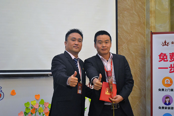 j9游戏瓷砖营销总经理罗胜为启发冠军（高抗）颁奖