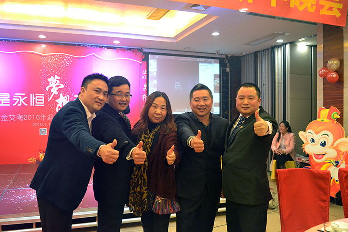 j9游戏辅导和媒体人金大姐合影留想