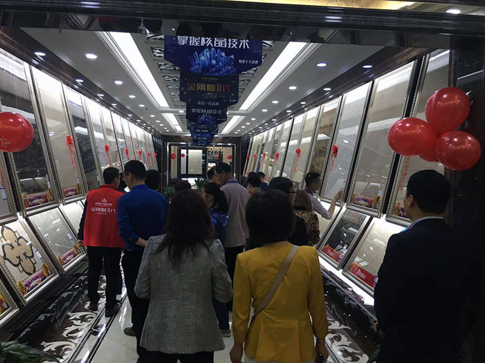 10参会嘉宾参观西安j9游戏品牌专卖店
