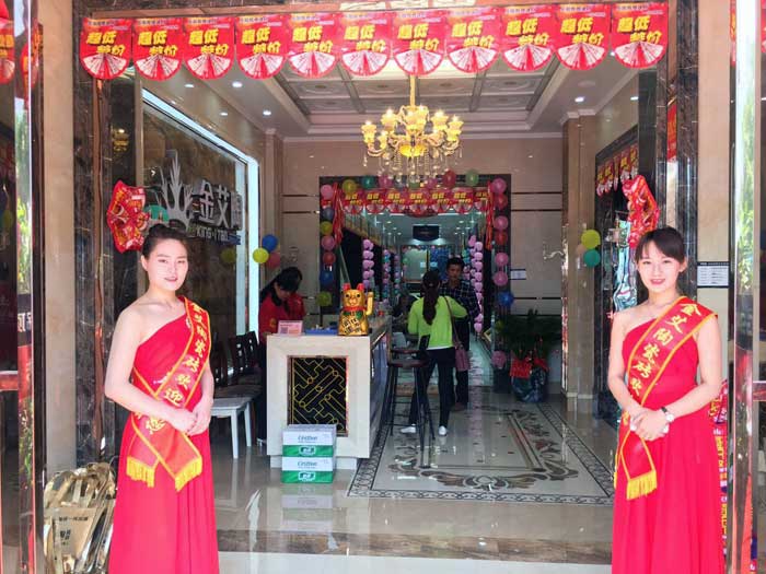 5月27日，在欢快锣鼓和震撼礼炮的蜂拥下，岳阳j9游戏销售团队、j9游戏总部营销总经理罗胜、销区经理何端武、市场部策动黄伟以及现场100多名岳阳业主共同见证了j9游戏瓷砖岳阳600平米专卖店耀世开业的汗青性一刻，本次活动吸引了50多位业主成功下单。