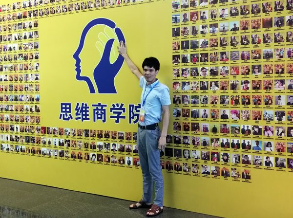 如今，80后已经成长为壮年，逐步成为各个岗位的沉要掌管人，因生涯的洗礼变得理性而不再激昂。“80后”，他们青春洋溢，在各个岗位上都冲在最前列。“80后”独具个性和魅力，已然成为各行各业主力军代表人物。作为80后典型的创业成功代表陶瓷一线品牌 j9游戏瓷砖 龙川总代理吴金星与他的销售团队就是其中之一。