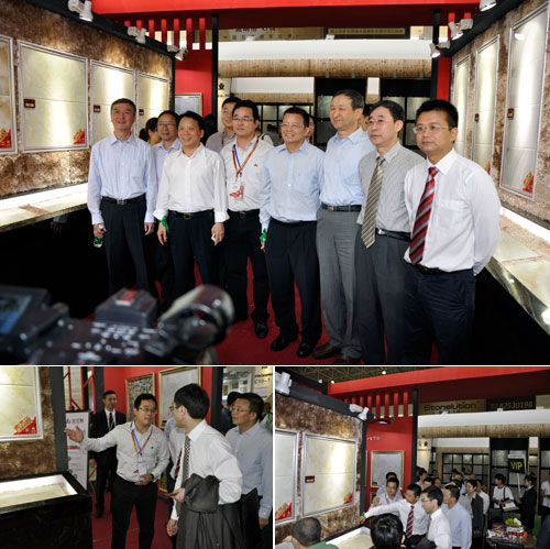 中国构筑卫生陶瓷协会辅导一行在董事长的陪同下参观j9游戏展位