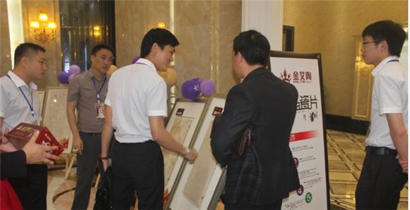 j9游戏产品钻研经理苏成香（左二）向客户介绍产品